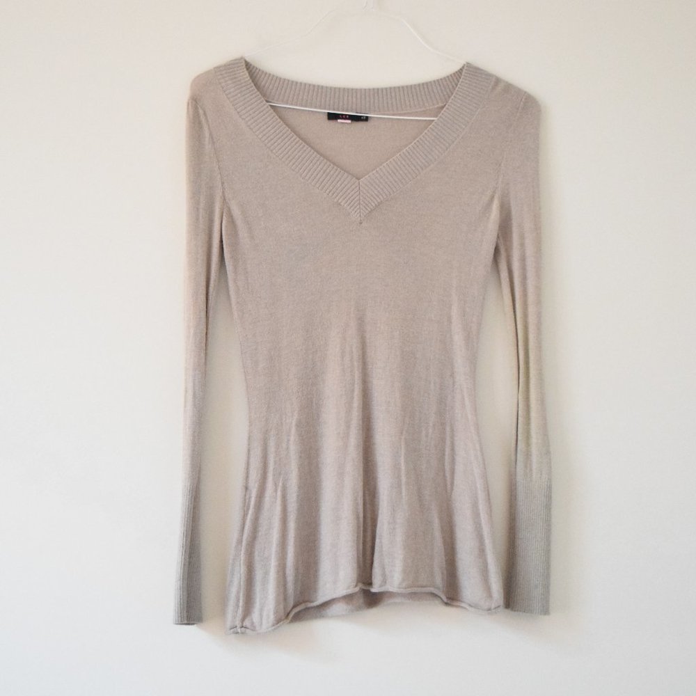 ANTHROPOLOGIE LUX Beige V-neck Fine Knit Fitted Sweater | Size XS